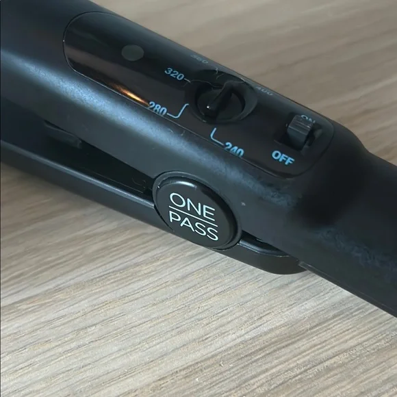 Bio Ionic OnePass Straightening Iron - Black - Picture 4 of 5